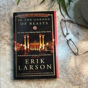 Novel In the Garden of Beasts by Erik Larson New York Times Bestselling Author